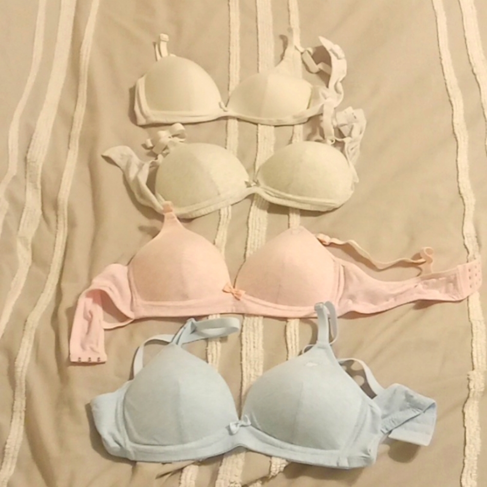 4 bras, blue, pink, grey, white, never fit me:)